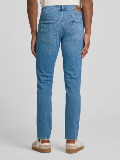Männermodel trägt Slim Fit Jeans im 5-Pocket-Design Modell 'LUKE' von Lee, hellblauer Baumwoll-Mix mit Stretch, Ganzkörperansicht Rückansicht.