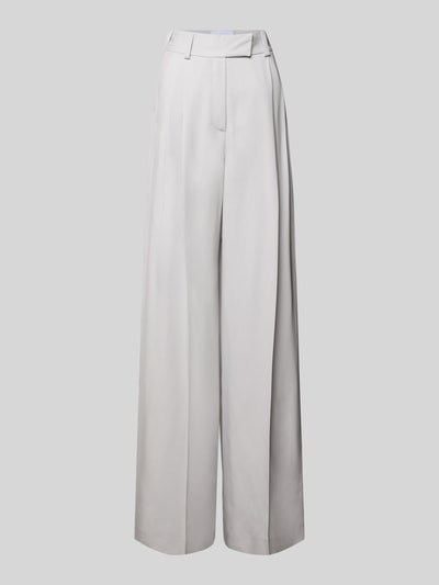 Produktfoto, Weite Anzughose mit hoher Taille - curated by Vicky Heiler von SIC in hellem Viskose-Elasthan-Mix, Wide Leg, Bügelfalten, Pattentaschen, glatte Textur, grauer Hintergrund.