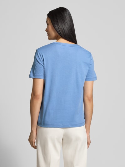 Modelka kobieca nosi T-Shirt z label-printem i okrągłym dekoltem od Gant, bawełna, regular fit, niebieski, widok całej sylwetki z tyłu.