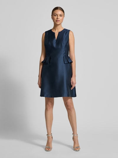 Modelka kobieca ma na sobie Regular Fit Minikleid mit Zierbesatz od Adrianna Papell, satynowy materiał, tunikowy dekolt, krój regular fit, zdobienie po bokach, długość tyłu w rozmiarze 36: 89 cm, szerokość w rozmiarze 36: 46 cm, widok całej sylwetki od przodu.