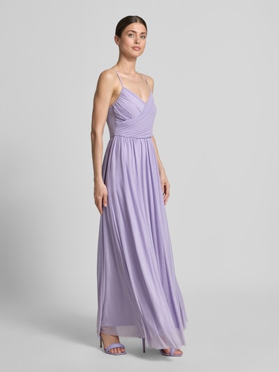 Frauenmodel trägt Abendkleid mit Raffungen Modell 'Cathleen' von GUIDO MARIA KRETSCHMER WOMAN in Flieder mit V-Ausschnitt und Spaghettiträgern, taillierte Passform, fließender Stoff, Ganzkörperansicht von vorne.