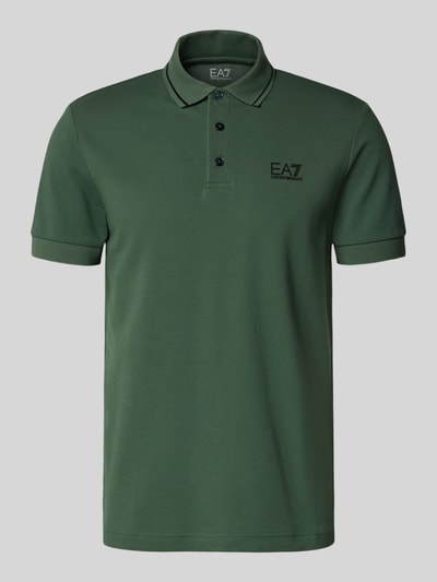Produktfoto, Regular Fit Poloshirt mit Logo-Print von EA7 Emporio Armani z mieszanki bawełny, krój regular fit, nadruk z logo, kołnierzyk polo, krótki rękaw, elastyczne zakończenia rękawów, długość tyłu przy rozmiarze M: 70 cm, zielony kolor, gładka faktura