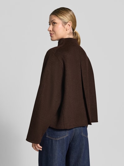 Frauenmodel trägt Loose Fit Blouson aus Woll-Mix Modell 'Hatura' von OPUS, dunkelbraun, lockere Form, strukturierte Oberfläche, Ganzkörperansicht Rückansicht, Damen Bomberjacke / Blouson.