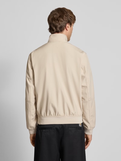 Männermodel trägt Regular Fit Bomberjacke mit Stehkragen Modell 'Parker' von Jack & Jones in Beige, Softshell, Rückenansicht, Ganzkörperansicht Rückansicht.