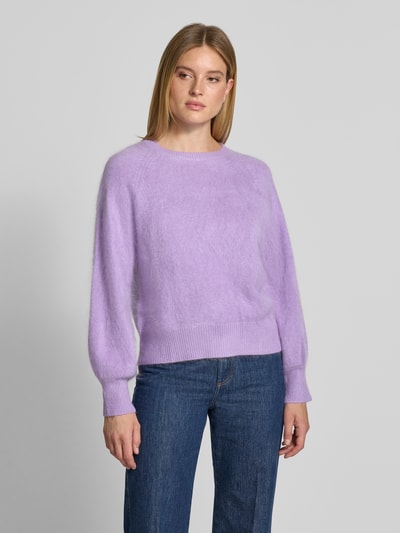 Frauenmodel trägt Regular Fit Pullover aus Kaschmir-Mix mit Woll-Anteil von HERZENS, fliederfarben, Strick-Optik, Nahaufnahme Oberkörper.