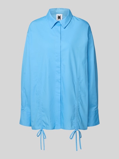 Produktfoto, Oversized Bluse mit Kordelzug und verdeckter Knopfleiste von Karo Kauer in Hellblau, Reine Baumwolle, Oversized-Fit, Hemdblusenkragen, Sportmanschetten, Bund mit doppeltem Kordelzug und Bindeverschluss, Label-Patch, Rückenlänge 75 cm, Ärmellänge 61 cm.