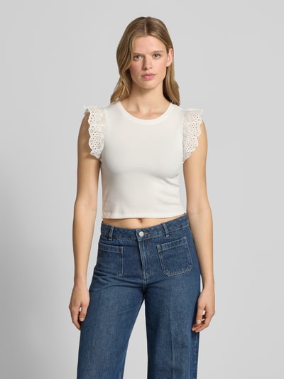 Frauenmodel trägt Slim Fit T-Shirt aus Baumwoll-Mix Modell 'MATHILDA' von Only, Optik: Unifarben, Lochspitze, Rundhals, Kappärmel, verkürzt, Ganzkörperansicht von vorne.