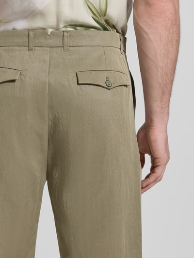 Männermodel trägt Regular Fit Shorts mit Gesäßtaschen Modell 'TAYLOR' von Guess aus Lyocell-Mix in Beige, Detailaufnahme Rückansicht. Bundweite 46 cm, Innenbeinlänge 28 cm, Knopf- und Reißverschluss.