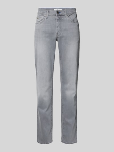 Produktfoto, Straight Fit Jeans mit 5-Pocket-Design Modell 'Cadiz' von Brax, grauer Baumwoll-Lyocell-Mix mit Modal-Anteil, gerader Schnitt, Label-Detail, Knopf- und Reißverschluss, Bundweite 41 cm, Innenbeinlänge 82 cm.