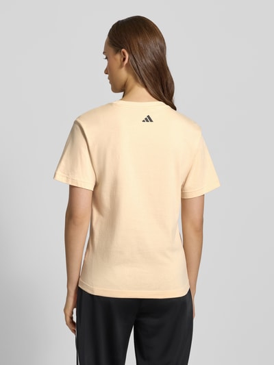 adidas Sportswear T-Shirt mit Motiv-Print und Rundhalsausschnitt Beige 5