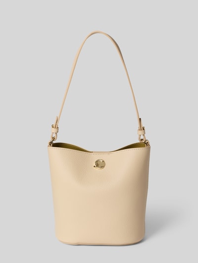 Produktfoto, saszetka Pochette mit Schulterriemen Modell 'NIKLA' von Coccinelle w kolorze jasnobeżowym, aplikacja z logo, główna przegroda z zapięciem na magnes, szerokość w rozmiarze 1: 24 cm, długość w rozmiarze 1: 20 cm, głębokość w rozmiarze 1: 10 cm, długość paska na ramię w rozmiarze 1: 116 cm