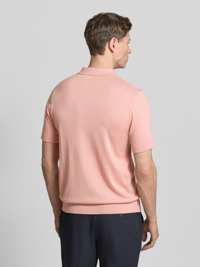 Männermodel trägt Regular Fit Poloshirt aus reiner Wolle Modell 'TRAY' von SELECTED HOMME in Rosa, uni, Strick, Rückansicht.
