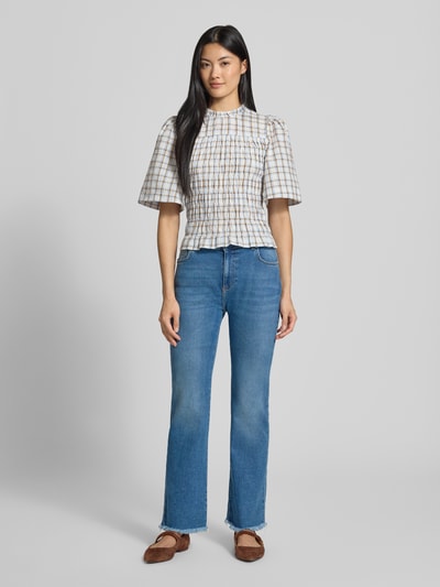 Frauenmodel trägt Flared Fit Jeans aus Baumwoll-Mix in verkürzter Passform von Marella, mittleres Blau, 5-Pocket-Design, Ganzkörperansicht von vorne.