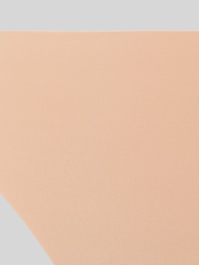 Frauenmodel trägt String aus Microfaser ohne Nähte von Jake*s Casual in Beige, glatte Oberfläche, körpernaher Schnitt, Nahaufnahme Oberkörper.