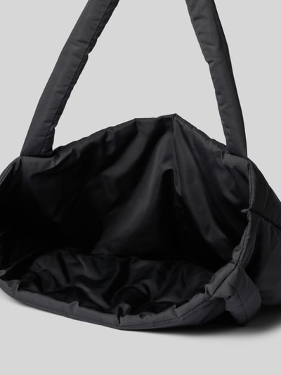 Produktfoto, czarna torba Handtasche mit Logo-Detail Modell 'Mom' od STUDIO NOOS, otwarta komora główna, materiał miękki, Szerokość w rozmiarze 1: 56 cm, długość 45 cm, głębokość 9 cm, długość paska 72 cm