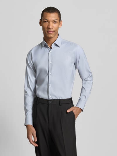 Männermodel trägt Slim Fit Businesshemd aus Stretch-Twill Modell 'P-HANK-KENT-C1-222' von BOSS in Hellblau, Ganzkörperansicht von vorne.