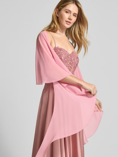 Modelka prezentuje Etola aus Chiffon mit Knopfverschluss von Vera Mont, szyfon, płynna faktura, zapięcie na guzik, zbliżenie na górną część ciała.