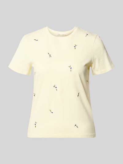Produktfoto, Regular Fit T-Shirt mit floralem Allover-Stitching Modell 'Flowi' von Mango aus reiner Baumwolle, kurzärmelig, Rundhalsausschnitt, dezente Stickereien auf cremefarbenem Stoff, Damen T-Shirt.