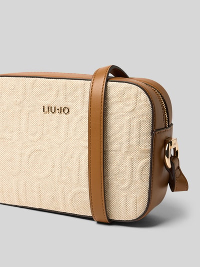 Produktfoto, Camera Case mit Logo-Detail Modell 'Manhattan' von Liu Jo White, cremefarbene Leinenoptik mit braunen Kunstleder-Elementen, rechteckige Form, goldfarbenes Logo, sichtbarer Reißverschluss und schmaler Schulterriemen, Maße 23x16x8 cm, Riemenlänge 130 cm