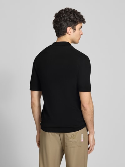 Männermodel trägt Regular Fit poloshirt aus viscosemix model 'WYLER' van Only & Sons, look: effen, labelpatch, polokraag, ritssluiting, korte mouw, fijngebreid; ganzkörperansicht rückansicht.