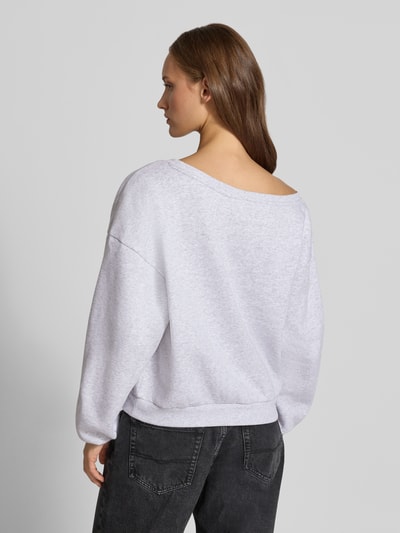 Frauenmodel trägt Loose Fit Sweatshirt aus Baumwoll-Mix Modell 'RHINA' von ONLY, hellgrau, strukturierte Oberfläche, Ganzkörperansicht Rückansicht, Damen Sweatshirt von ONLY