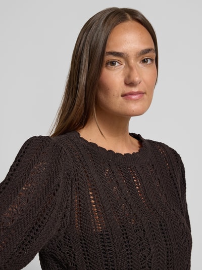 Kobiece model prezentuje Strickshirt mit Rundhalsausschnitt und Wellensaum od Jake*s Casual, bawełniany mix, krój regular fit, czarna ażurowa faktura, widok z przodu, zbliżenie na górną część ciała