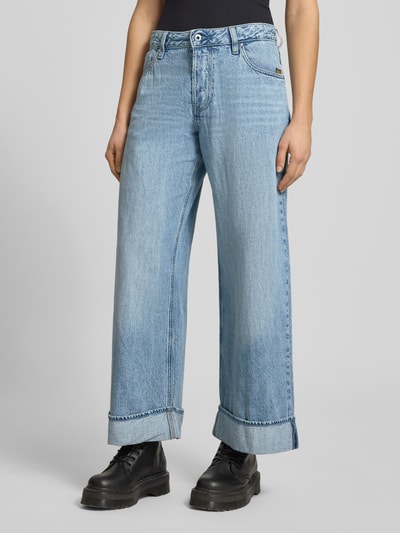 Frauenmodel trägt Wide Leg Jeans Modell 'Roxx' von G-Star Raw in hellem Blau mit Umschlag, aus reiner Baumwolle, Nahaufnahme Oberkörper bis Knöchel.