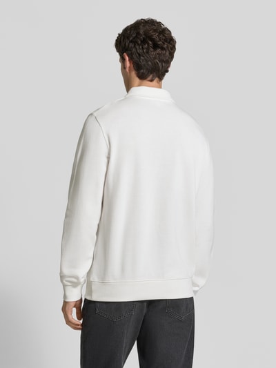 Männermodel trägt Regular Fit Sweatshirt aus reiner Baumwolle von Lacoste in Weiß, strukturierte Oberfläche, Ganzkörperansicht Rückansicht.