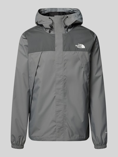 Produktfoto, Regular Fit Kurtka z nadrukiem z logo Model 'Antora' od The North Face, szary, wpuszczane kieszenie, kaptur z tunelem, elastyczne zakończenia rękawów, długość tyłu w rozmiarze M: 74 cm, szerokość ramion w rozmiarze M: 47 cm, szerokość w rozmiarze M: 58 cm, długość rękawów w rozmiarze M: 68 cm, gładka tekstura