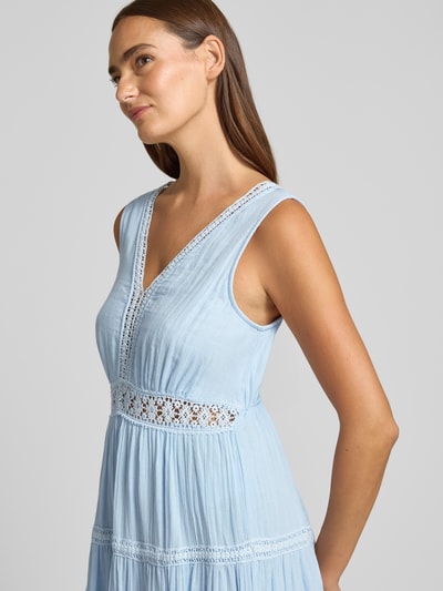 Frauenmodel trägt Maxikleid mit Loch-Stitching Modell 'Anini' von YAS aus Reine Baumwolle, Tailliert, Ärmelloses-Design, V-Ausschnitt, Nahaufnahme Oberkörper.