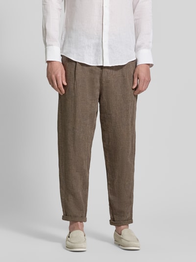 Mężczyzna nosi Relaxed Fit Stoffhose aus Leinen-Baumwoll-Mix Modell 'RON' od SELECTED HOMME, melange, niska talia, krótka długość, twill, widok całej sylwetki z przodu.