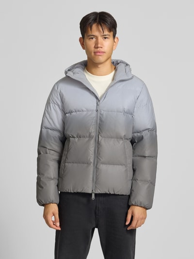 Männermodel trägt Regular Fit Daunenjacke mit Zweiwege-Reißverschluss Modell 'BERKELY' von Calvin Klein Jeans, Farbverlauf grau, Ganzkörperansicht von vorne. Herren Daunenjacke von Calvin Klein Jeans.