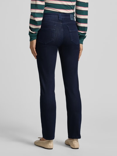 Frauenmodel trägt Bootcut Jeans mit Label-Patch Modell 'MARY' von Brax, dunkelblauer Baumwollmix, Denim, 5-Pocket, Ganzkörperansicht Rückansicht.