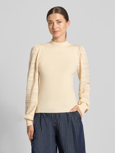 Frauenmodel trägt Pullover mit Puffärmeln von VERO MODA im Unidesign, Mock Neck, lange Puffärmel, Viskosemix, Ganzkörperansicht von vorne.