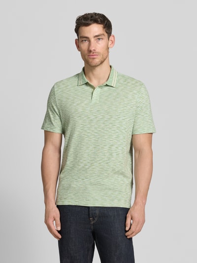 Männermodel trägt Regular Fit Poloshirt mit Polokragen von PAUL SMITH aus reiner Baumwolle in Hellgrün, Ganzkörperansicht von vorne. Rückenlänge bei Größe M: 70 cm.