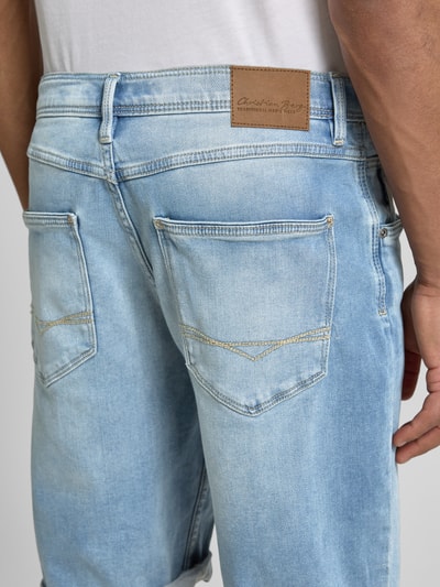 Männermodel trägt Bermudas im 5-Pocket-Design mit Aufschlag von Christian Berg Men, hellblauer Baumwoll-Mix, Straight Fit, Nahaufnahme Rückansicht.