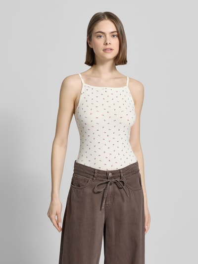Vrouwenmodel draagt Slim Fit Tank Top aus Baumwoll-Mix van Levi's® met all-over bloemenprint, fijne ribstructuur, label patch, rechte hals en smalle bandjes, volledig van katoen, vooraanzicht bovenlichaam.