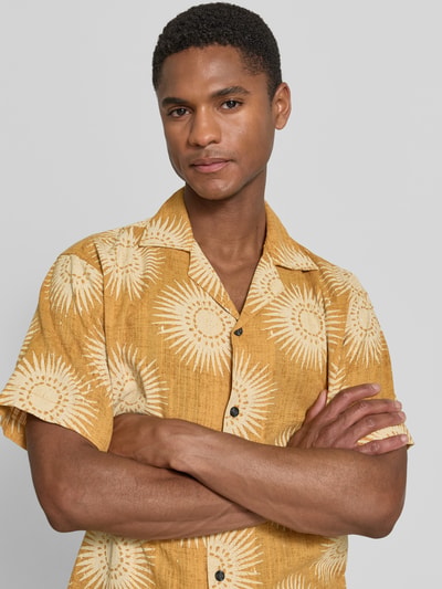 Männermodel trägt Regular Fit Freizeithemd im Allover-Look Modell 'BILBAO' von Jack & Jones Premium in Gelb mit Reverskragen, Reine Baumwolle, Nahaufnahme Oberkörper. Rückenlänge bei Größe M: 71 cm, Schulterbreite: 48 cm, Ärmellänge: 23 cm.