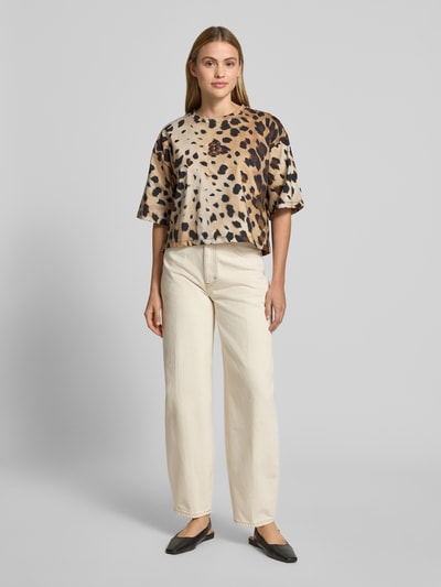 Vrouwenmodel draagt Cropped Boxy Fit T-shirt met stitching van Smith and Soul, puur katoen, all-over look, ronde hals, ruglengte maat S 50 cm, boxy fit, kort, all-over dessin, stitching. Volledige lichaamsaanzicht van voren.