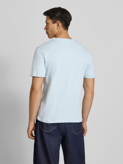 Männermodel trägt hellblaues Herren T-Shirt mit Rundhalsausschnitt Modell 'HONOLULU' von Jack & Jones aus reiner Baumwolle, Regular-Fit, Rückenlänge 68 cm, Rückansicht Ganzkörperansicht.