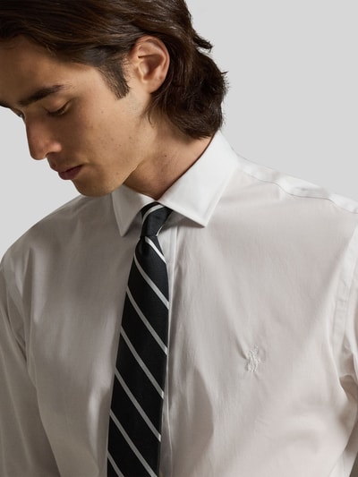 Męski model nosi Regular Fit Businesshemd aus reiner Baumwolle von Polo Ralph Lauren, biały, bawełna, logo, długa rękaw, krój regular fit, kent, widok na górną część ciała