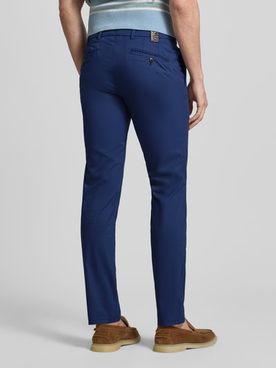 Męski model nosi Hose mit Gesäßtaschen Modell 'Lupus' od MMX, bawełniany mix z domieszką stretchu, krój regular fit, kieszenie z przodu i z tyłu, szerokość w rozmiarze 32/32: 47 cm, długość wewnętrzna nogawki: 81 cm, całkowity widok z tyłu.
