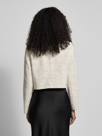 Frauenmodel trägt Boxy Fit Kurzblazer mit Baumwoll-Anteil von s.Oliver BLACK LABEL, mehrfarbig kariert, Bouclé-Textur, Ganzkörperansicht Rückansicht.