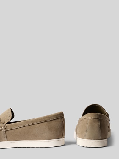 Produktfoto, Loafers aus Leder mit Riegel in Flecht-Optik Modell 'HEAWS' von Guess in Beige, strukturierte Oberfläche, gerundete Spitze, leicht profilierte weiße Sohle, abgesetzt auf hellem Hintergrund.