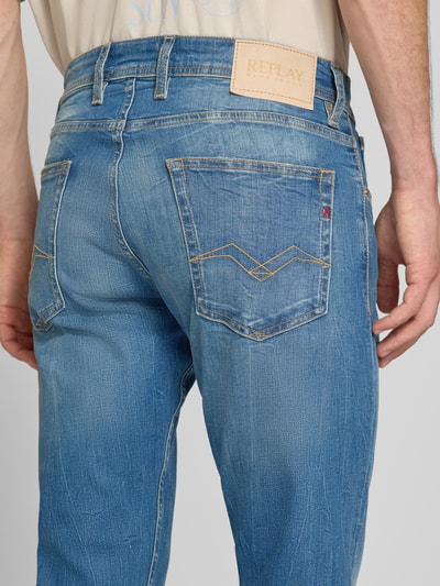 Männermodel trägt Straight Fit Jeans im Used-Look Modell 'GROVER' von Replay, Baumwoll-Elasthan-Mix, Nahaufnahme Rückansicht.