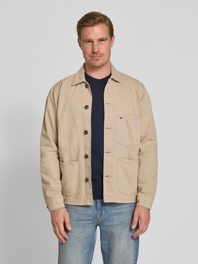 Männermodel trägt Regular Fit Hemdjacke aus reiner Baumwolle von Tommy Hilfiger, Optik: Unifarben, Ganzkörperansicht von vorne.
