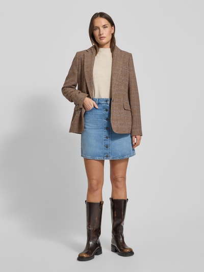 Kobiece modelka nosi jeansową spódnicę mini Ausgestellter Jeansrock aus reiner Baumwolle Model 'NATALE' od Weekend Max Mara, efekt: jednolity kolor, rozkloszowana, długość mini, wyhaftowane logo, naszywka z logo, szlufki na pasek, listwa guzikowa, 5 kieszeni, denim, bawełna; widok całej sylwetki z przodu.