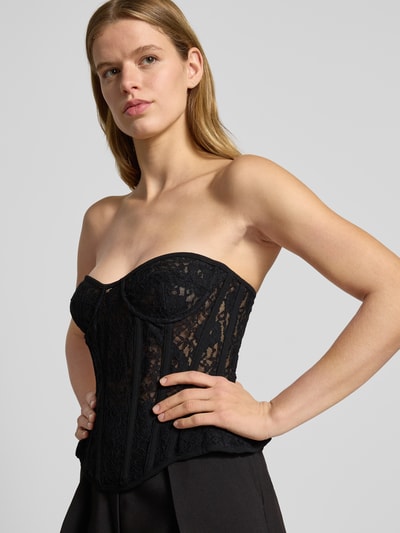 Frauenmodel trägt Corsage aus Spitze Modell 'CRISTO' von Bardot, semitransparent im Off-Shoulder-Look, Körpernahe Passform, Material-Mix, Nahaufnahme Oberkörper.