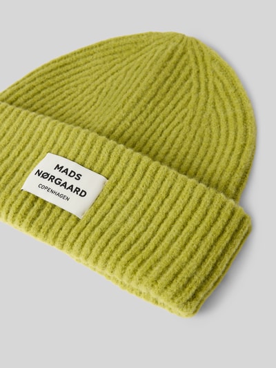Productfoto, Beanie uit wolmix model 'Tosca Anju' van MADS NØRGAARD in elastische ribstructuur met brede omslag en labelpatch