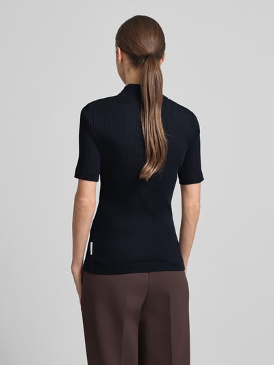 Vrouwenmodel draagt Slim Fit Poloshirt aus Baumwoll-Modal-Mix van Marc O'Polo, look: effen, ribtricot, korte mouw, labelstitching, polokraag, korte knoopsluiting, mix van katoen en modal, ganzkörperansicht rückansicht.